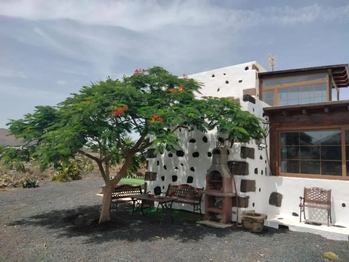 Lanzarote Casa Volcanica-Anclada Sobre La Lava Del Volcan Montana Blanca