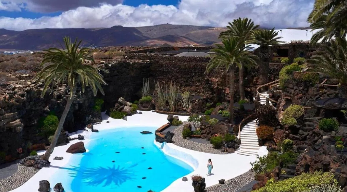 Lanzarote Casa Volcanica-Anclada Sobre La Lava Del Volcan Montana Blanca